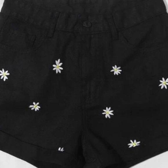 🌼Daisy Embroidered Zipper Fly Back Pockets High Waist Jean/Denim Black Shorts - Picture 3 of 4